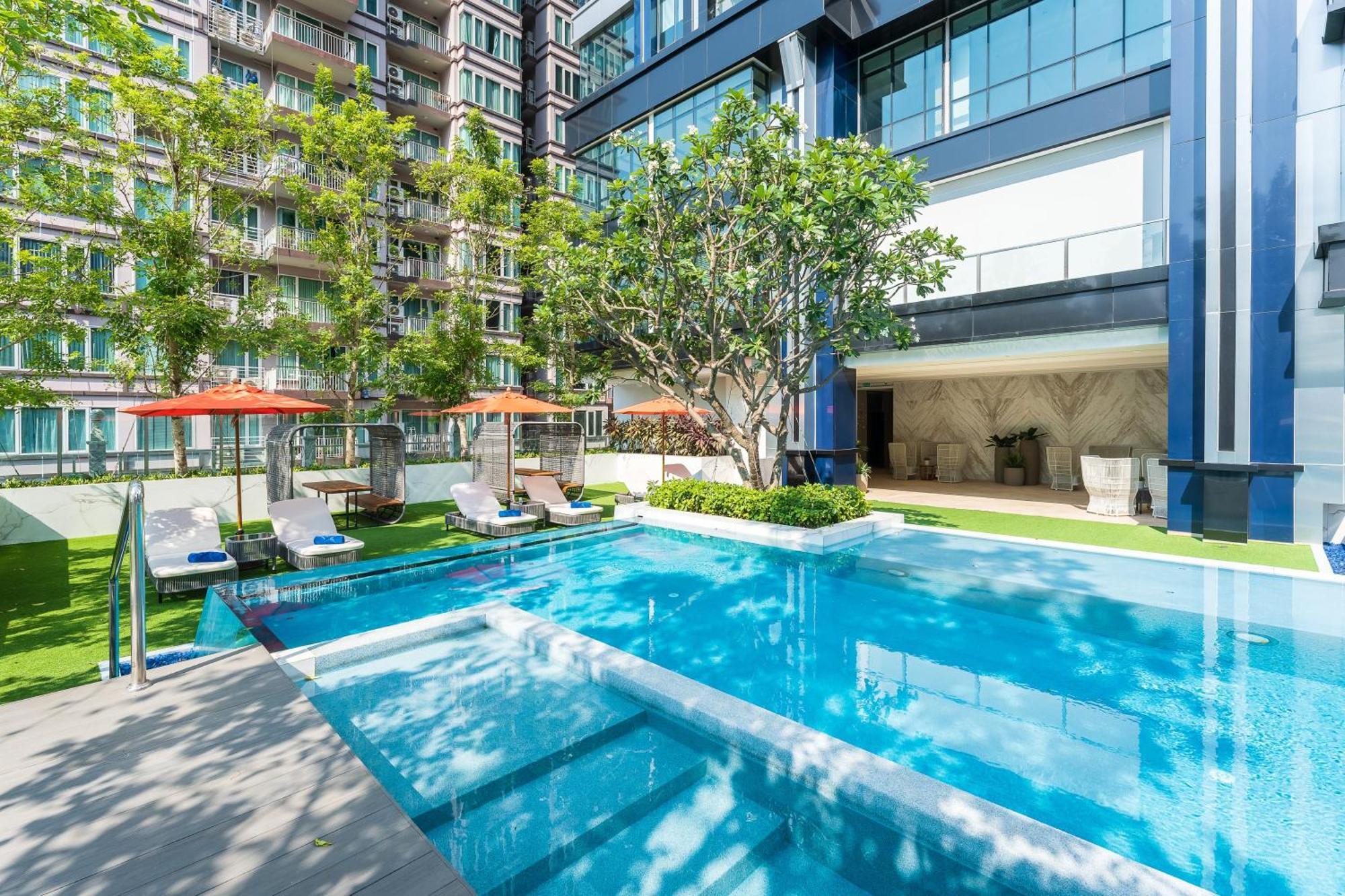 Silq Hotel & Residence Бангкок Екстер'єр фото The swimming pool at the hotel