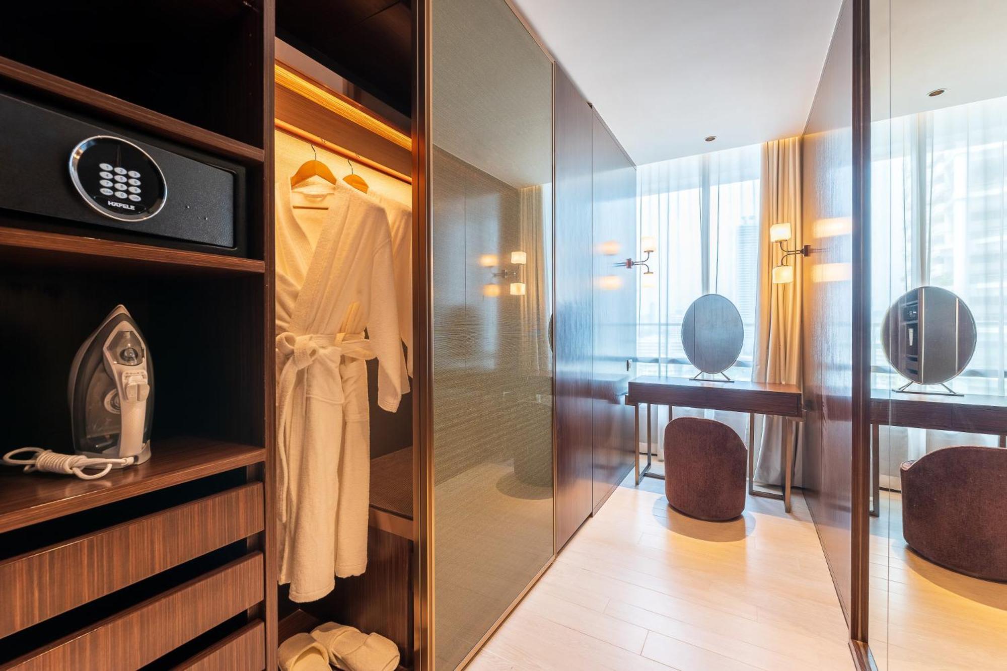 Silq Hotel & Residence Бангкок Номер фото A hotel room with a safe